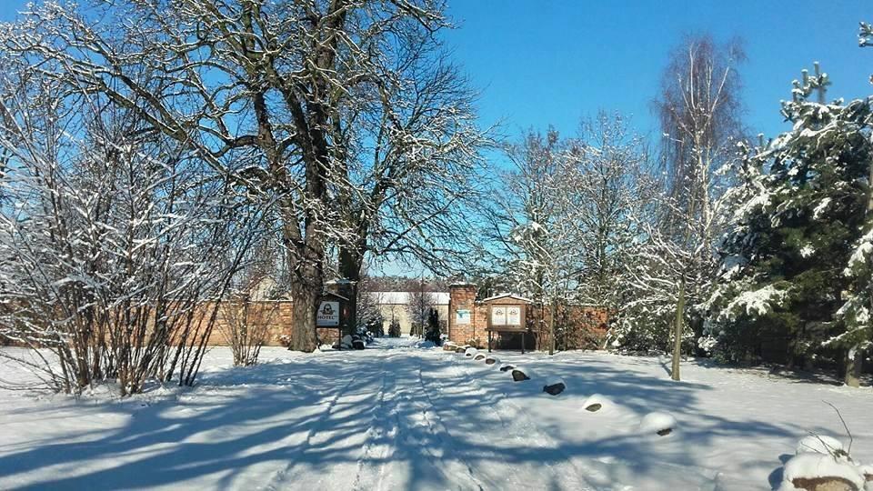 Hotel Stara Stajnia Pleszew Exteriör bild