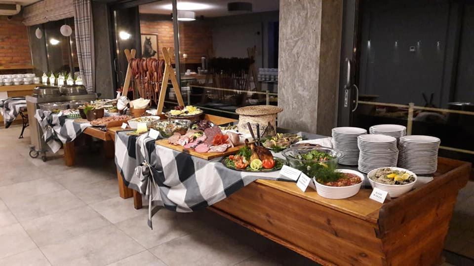 Hotel Stara Stajnia Pleszew Exteriör bild