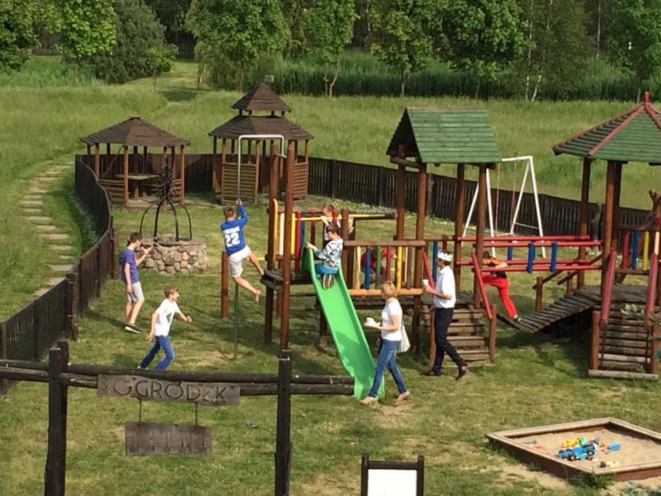 Hotel Stara Stajnia Pleszew Exteriör bild